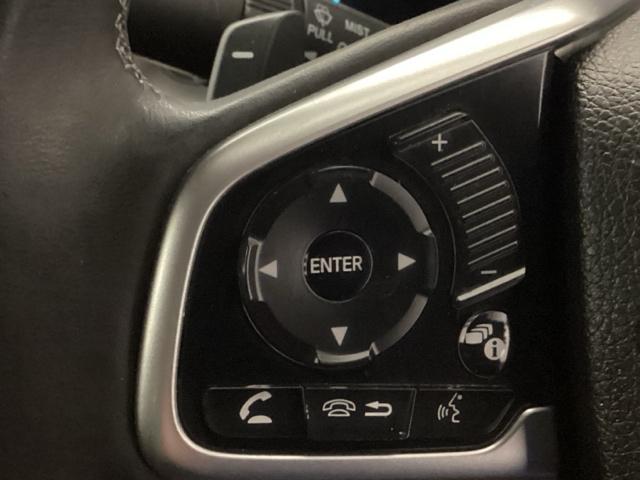 �X�e�A�����O���葤�ɃI�[�f�B�I�֘A�̃R���g���[���X�C�b�`��z�u���Ă��܂��B���쎞�͎�������炷���ƂȂ��^�]�ɏW���ł��܂��B