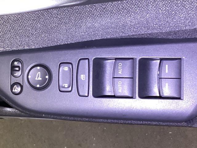 �y�p���[�E�B���h�E�X�C�b�`�z�����^�b�`�ŁA�p���[�E�C���h�E��h�A�~���[�𑀍�ł��܂��B