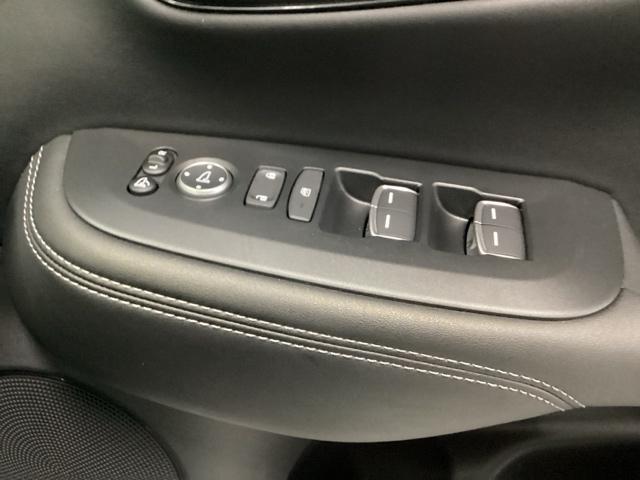 �d���i�[�������R���h�A�~���[�ƁA�p���[�E�B���h�E�X�C�b�`���͉^�]�ȃh�A�ɂ���܂��B