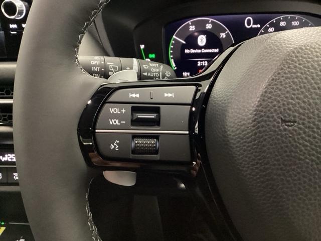 �X�e�A�����O���葤�ɃI�[�f�B�I�֘A�̃R���g���[���X�C�b�`��z�u���Ă��܂��B���쎞�͎�������炷���ƂȂ��^�]�ɏW���ł��܂��B