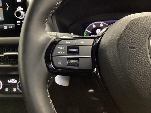 �X�e�A�����O���葤�ɃI�[�f�B�I�֘A�̃R���g���[���X�C�b�`��z�u���Ă��܂��B���쎞�͎�������炷���ƂȂ��^�]�ɏW���ł��܂��B