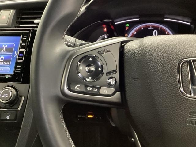 �X�e�A�����O���葤�ɃI�[�f�B�I�֘A�̃R���g���[���X�C�b�`��z�u���Ă��܂��B���쎞�͎�������炷���ƂȂ��^�]�ɏW���ł��܂��B