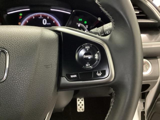 �X�e�A�����O�E�葤�ɃN���[�Y�R���g���[���X�C�b�`�B�A�N�Z���y�_���𓥂܂��Ɉ�葬���s���o����̂ŁA�������H�ł̑��s���O�b�Ɖ��K�ɂȂ�܂��B