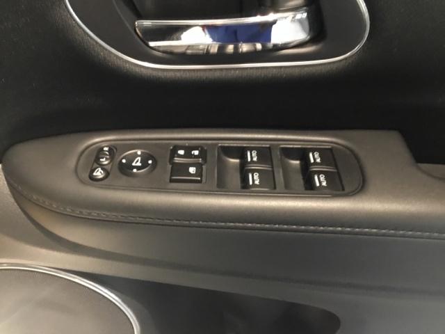 ヴェゼル ハイブリッドＺ・ホンダセンシング　リアカメラ　メモリーナビ　ＥＴＣ　両席エアバック　追突被害軽減ブレーキ　ＬＥＤヘットライト　スマートキープッシュスタート　整備記録簿　ＡＡＣ　盗難防止装置　キーフリー　ＡＢＳ　ナビ＆ＴＶ　ＶＳＡ（18枚目）