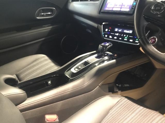 ヴェゼル ハイブリッドＺ・ホンダセンシング　リアカメラ　メモリーナビ　ＥＴＣ　両席エアバック　追突被害軽減ブレーキ　ＬＥＤヘットライト　スマートキープッシュスタート　整備記録簿　ＡＡＣ　盗難防止装置　キーフリー　ＡＢＳ　ナビ＆ＴＶ　ＶＳＡ（19枚目）