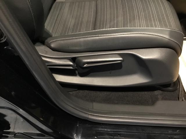 �蓮�̃��o�[���g���āA�V�[�g�̍�����w������̊p�x��ς��邱�Ƃ��ł��܂��B