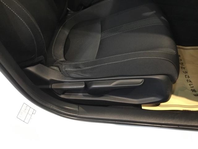 �蓮�̃��o�[���g���āA�V�[�g�̍�����w������̊p�x��ς��邱�Ƃ��ł��܂��B