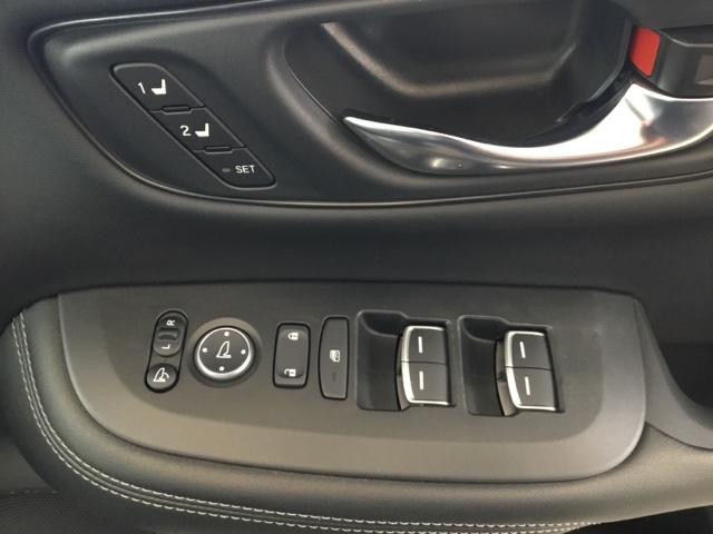 �d���i�[�������R���h�A�~���[�ƁA�p���[�E�B���h�E�X�C�b�`���͉^�]�ȃh�A�ɂ���܂��B