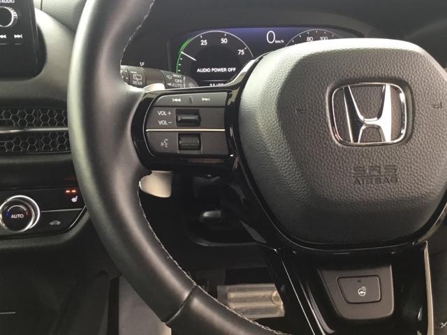 �X�e�A�����O���葤�ɃI�[�f�B�I�֘A�̃R���g���[���X�C�b�`��z�u���Ă��܂��B���쎞�͎�������炷���ƂȂ��^�]�ɏW���ł��܂��B