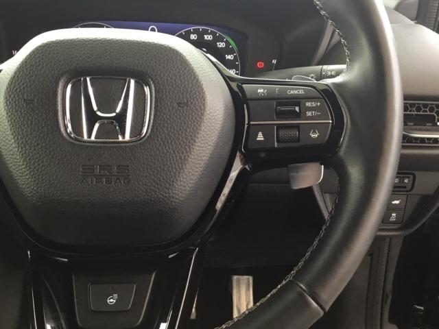 �X�e�A�����O�E�葤�ɃN���[�Y�R���g���[���X�C�b�`�B�A�N�Z���y�_���𓥂܂��Ɉ�葬���s���o����̂ŁA�������H�ł̑��s���O�b�Ɖ��K�ɂȂ�܂��B