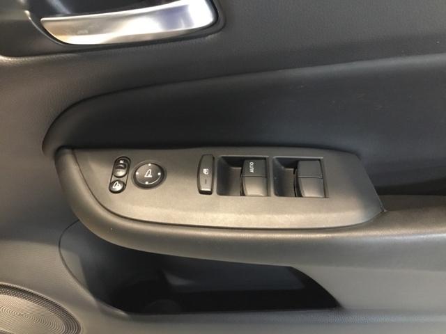 フィット ホーム　メモリーナビ　フルセグ　リアカメラ　ＥＴＣ　衝突軽減Ｂ　前後ソナー　横滑り防止装置　ＤＶＤ再生可　記録簿　ドラレコ　ＵＳＢ　クルーズコントロール　オートエアコン　ＬＥＤヘッドライト　盗難防止装置（18枚目）