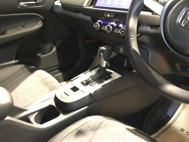 フィット ホーム　メモリーナビ　フルセグ　リアカメラ　ＥＴＣ　ドラレコ　カーテンエアバック　前後障害物センサー　ＶＳＡ　イモビライザー　スマ－トキ－　ＵＳＢ　ＬＥＤヘッドライト　クルコン　禁煙　ＡＢＳ　記録簿　ＡＡＣ（18枚目）