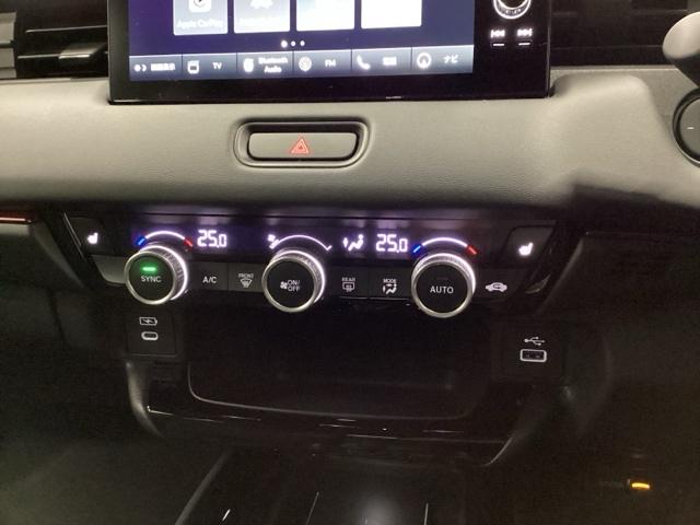 ヴェゼル ｅ：ＨＥＶＲＳ　リアカメラ　電動リアゲート　ＥＴＣ　ＬＥＤヘッドランプ　オートエアコン　パーキングセンサー　誤発進抑制機能　Ｂカメラ　オートマチックハイビーム　ＵＳＢ　スマートキー　フルセグ　パワーテールゲート（12枚目）