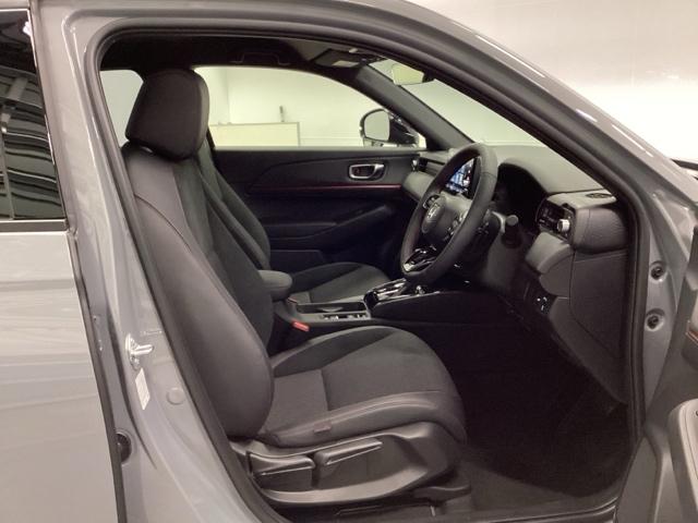 ヴェゼル ｅ：ＨＥＶＲＳ　リアカメラ　電動リアゲート　ＥＴＣ　ＬＥＤヘッドランプ　オートエアコン　パーキングセンサー　誤発進抑制機能　Ｂカメラ　オートマチックハイビーム　ＵＳＢ　スマートキー　フルセグ　パワーテールゲート（16枚目）