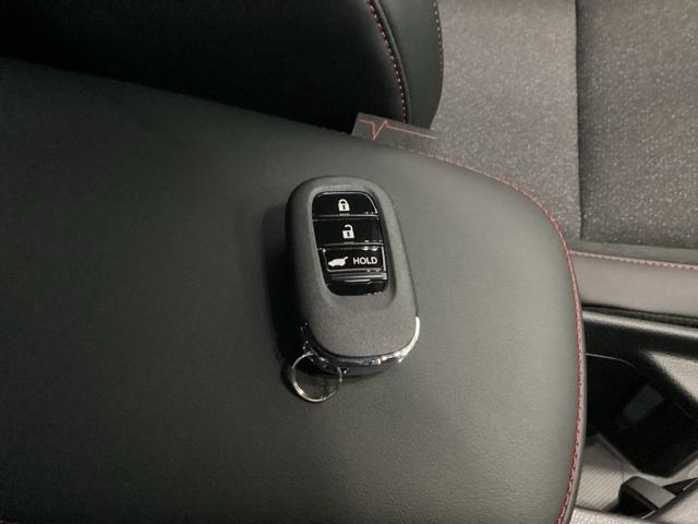 ヴェゼル ｅ：ＨＥＶＲＳ　リアカメラ　電動リアゲート　ＥＴＣ　ＬＥＤヘッドランプ　オートエアコン　パーキングセンサー　誤発進抑制機能　Ｂカメラ　オートマチックハイビーム　ＵＳＢ　スマートキー　フルセグ　パワーテールゲート（18枚目）