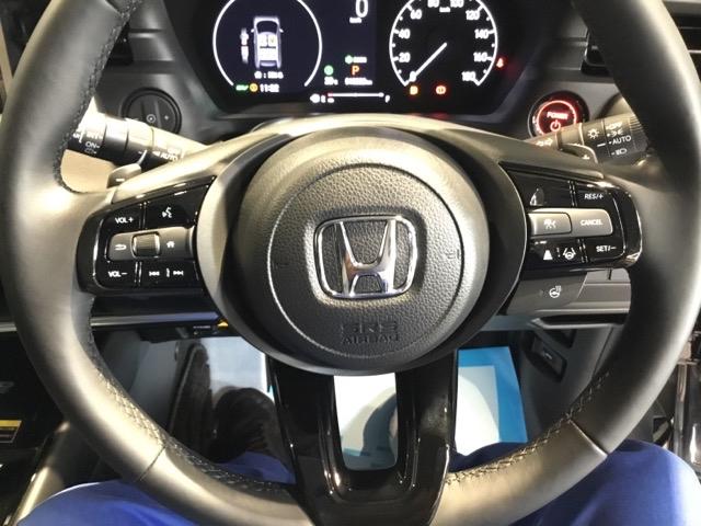 ヴェゼル ｅ：ＨＥＶＺ　メモリーナビ　ドラレコ　ＥＴＣ　リアカメラ　スマートキー＆プッシュスタート　ダブルエアコン　サイドＳＲＳ　イモビ　地デジ　Ｂカメ　キーレスエントリー　Ｃソナー　ＵＳＢポート　ＰＳ　ＬＥＤライト　ＡＡＣ（3枚目）