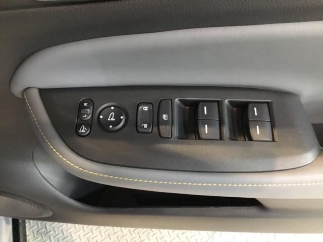 �d���i�[�������R���h�A�~���[�ƁA�p���[�E�B���h�E�X�C�b�`���͉^�]�ȃh�A�ɂ���܂��B