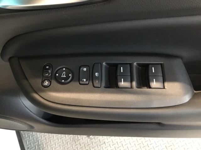 �d���i�[�������R���h�A�~���[�ƁA�p���[�E�B���h�E�X�C�b�`���͉^�]�ȃh�A�ɂ���܂��B