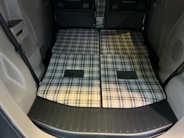 ベースグレード　試乗車　メモリーナビ　ＥＴＣ　ドラレコ　リアカメラ　両側ＰＳＤ　運転席シートヒーター　衝突被害軽減ブレーキ　整備記録簿　スマ－トキ－　エアコン　ＤＶＤ再生　横滑り防止機能　Ｒカメラ　ＬＥＤ　キーレス（画像10）