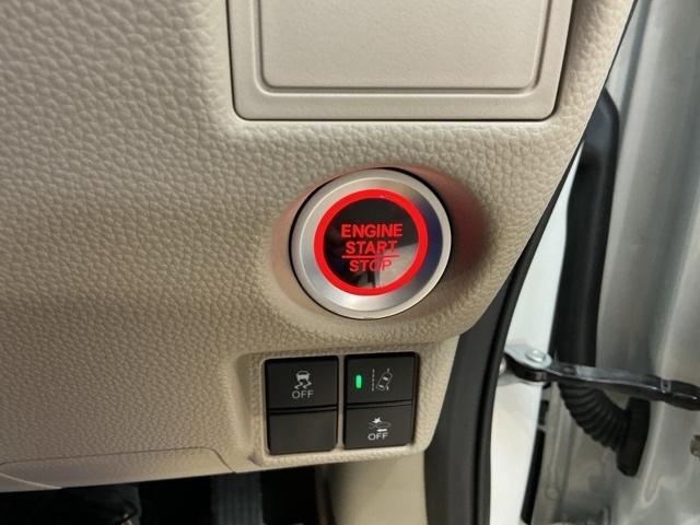 Ｇホンダセンシング　リアカメラ　純正ナビ　オートライト　ＥＴＣ　前後誤発進抑制機能　ベンチシ－ト　スマートキ　車線逸脱センサー　記録簿あり　ＡＵＴＯライト　衝突安全ボディ　横滑防止　ＬＥＤライト　フルオートエアコン（画像21）
