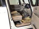 ベンチシートは、運転席と助手席の移動もスムーズ！　狭い駐車場での乗り降りや、お子様の乗り降りにも便利です。