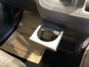 運転席・助手席どちらからもラクラクアクセス。ドリンクの置き場に困らない使う時だけ現れる【ドリンクホルダー】