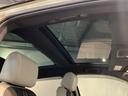 車内を明るく照らし、解放感を演出してくれる大きな【サンルーフ】室内の豪華さやプレミアム感が違います。