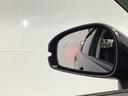 走行中、斜め後ろに車両の存在を検知すると、その方向のドアミラー鏡面上にマークを表示しお知らせ。さらにその方向にウインカーを操作すると、マークの点滅と警報音でドライバーに注意を促します。