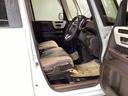 ベンチシートは、運転席と助手席の移動もスムーズ! 狭い駐車場での乗り降りや、お子様の乗り降りにも便利です。