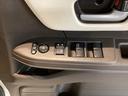 電動格納式リモコンドアミラーと、パワーウィンドウスイッチ等は運転席ドアにあります。
