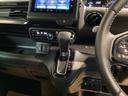 運転席周辺のスマートなレイアウトが、操作のしやすさを実現。快適なドライブをサポートします。パーキングブレーキはフットブレーキタイプです。