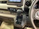 運転席周辺のスマートなレイアウトが、操作のしやすさを実現。快適なドライブをサポートします。手元で操作ができる、電子制御パーキングブレーキ。