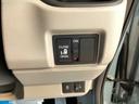 助手席側パワースライドドアです。リモコンや運転席のスイッチ操作で楽々自動開閉。
