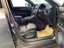 包み込むような背もたれがドライバーの身体全体をしっかり支えます。長時間の運転も快適な座り心地です。