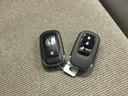 家族やパートナーと個別に持てるため、貸し借りの手間がなくスムーズに乗車できます。また、メインキーを自宅に置いたまま、もう一方をサブとして常に鞄に入れておけるため、持ち出し忘れを防げる点も便利です。
