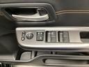 電動格納式リモコンドアミラーと、パワーウィンドウスイッチ等は運転席ドアにあります。