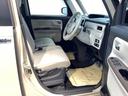 ベンチシートは、運転席と助手席の移動もスムーズ！　狭い駐車場での乗り降りや、お子様の乗り降りにも便利です。