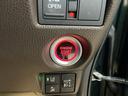 【ＥＮＧＩＮＥ　ＳＴＡＲＴ／ＳＴＯＰ】スマートキーをポケットやバッグに入れたままで、キーを差し込むことなくボタンを押すだけでエンジンが始動します。
