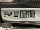電動格納式リモコンドアミラーと、パワーウィンドウスイッチ等は運転席ドアにあります。