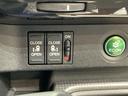 両側電動スライドドアは、どちら側からでも楽に乗り降り可能です。狭い駐車場や雨の日でも快適で、ファミリーカーとして特に重宝される装備です。