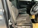 ベンチシートは、運転席と助手席の移動もスムーズ！　狭い駐車場での乗り降りや、お子様の乗り降りにも便利です。