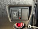 助手席側パワースライドドアです。リモコンや運転席のスイッチ操作で楽々自動開閉。