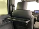 【シートバックテーブル】目的地に着いた後や休憩中など、車を止めて過ごす時間を快適にするための工夫です。小物を置いたり、飲み物を楽しんだりと、使い道は自由自在。