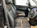 包み込むような背もたれがドライバーの身体全体をしっかり支えます。長時間の運転も快適な座り心地です。
