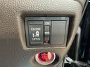 便利な左側電動スライドドアを装備。スマートキーのリモコンや運転席側のスイッチ操作でも開閉ができ、安全で簡単です。