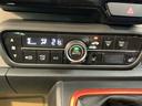 オートエアコンで、毎日のドライブを快適に。温度、風量を自動で調整し、理想的な車内環境を提供します。