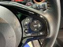 ステアリング右手側にクルーズコントロールスイッチ。アクセルペダルを踏まずに一定速走行が出来るので、高速道路での走行がグッと快適になります。