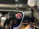 【ENGINE START/STOP】スマートキーをポケットやバッグに入れたままで、キーを差し込むことなくボタンを押すだけでエンジンが始動します。