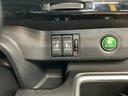 【電動スライドドア】スイッチひとつで自動で開く機能なら、荷物が多い時もスマート。大きく開くドアはチャイルドシートへの乗せ降ろしもしやすく、毎日の送り迎えや買い物の負担を軽くしてくれます。