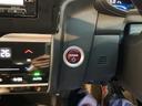 【ENGINE START/STOP】スマートキーをポケットやバッグに入れたままで、キーを差し込むことなくボタンを押すだけでエンジンが始動します。